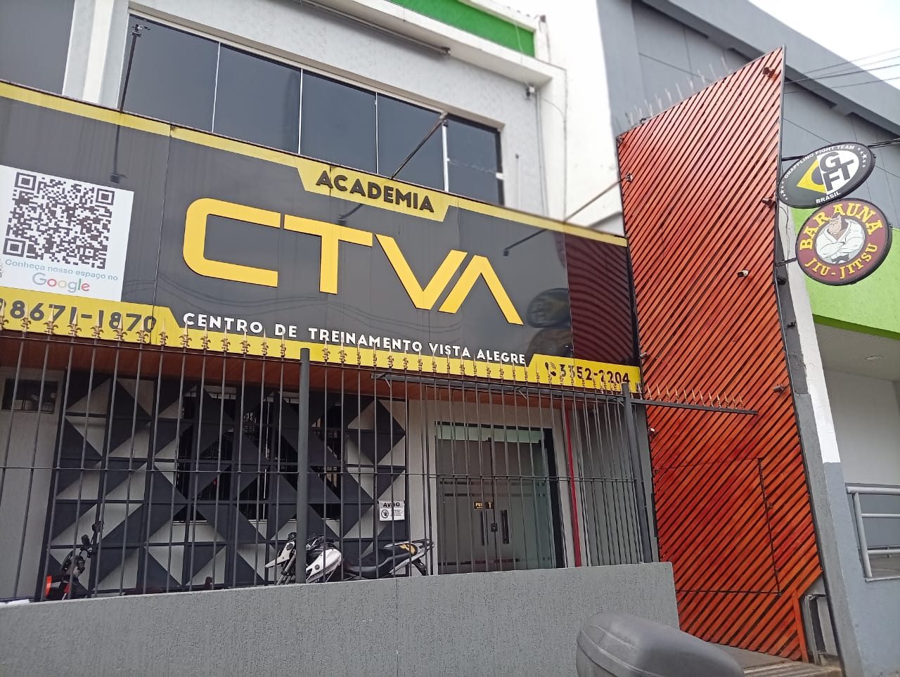 Fachada da Academia CTVA com letreiro amarelo